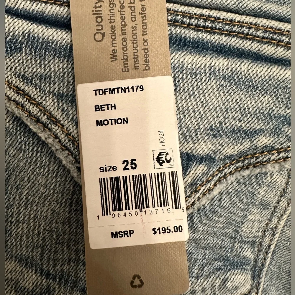 HUDSON Jeans Beth Low to Mid-Rise Baby Bootcut Petite Motion Blue Women Size 25 - Picture 14 of 17